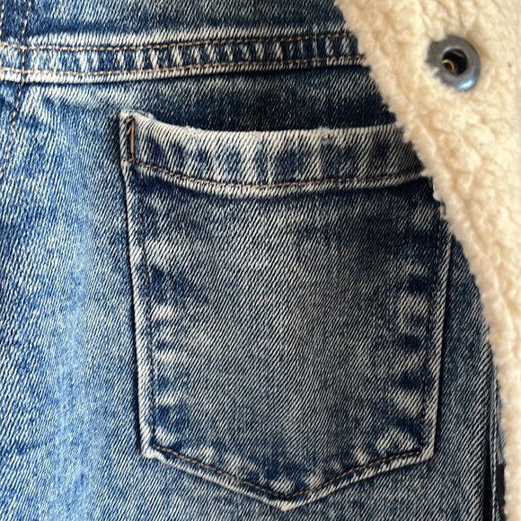 Gap, sized medium (tall), denim jacket with sherpa collar - Picture 3 of 4